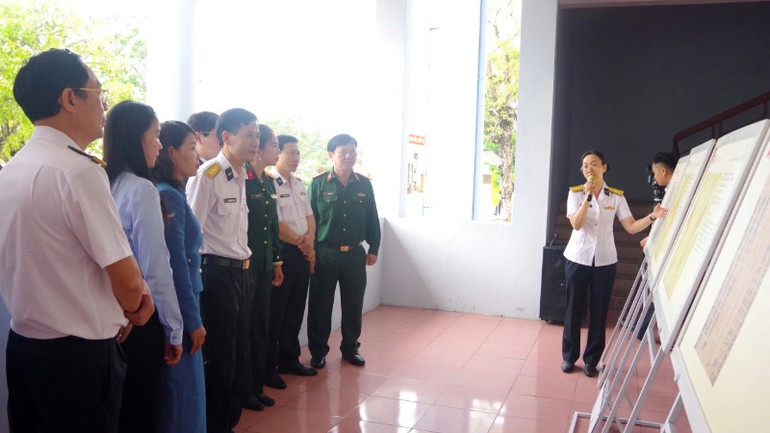 Các đại biểu nghe giới thiệu về truyền thống Hải quân.