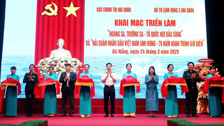 Các đại biểu cắt băng khai mạc triển lãm.