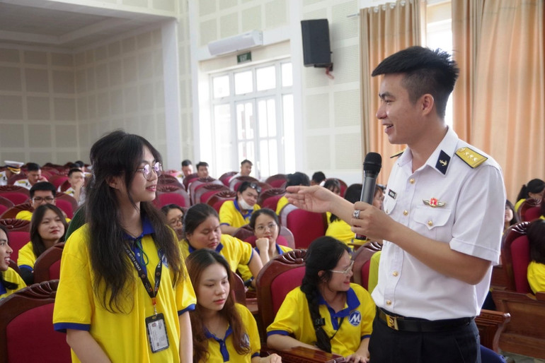 Giao lưu và tuyên truyền nhằm xây dựng, củng cố và bồi đắp tình đoàn kết quân dân, lan tỏa tình yêu biển đảo đến sinh viên