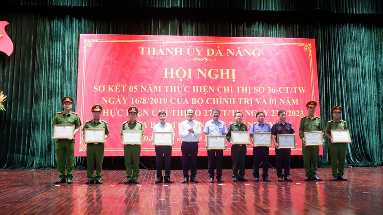 Tặng Bằng khen cho các tập thể và cá nhân có thành tích xuất sắc trong triển khai thực hiện Chỉ thị 36-CT/TW của Bộ Chính trị về tăng cường, nâng cao hiệu quả công tác phòng, chống và kiểm soát ma túy.