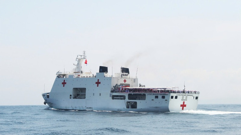 Tàu chỉ huy chở các quan chức trong lễ duyệt binh.