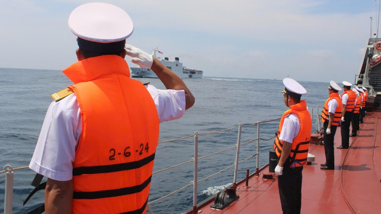 Cán bộ, thủy thủ Tàu 09 chào Tàu chỉ huy.