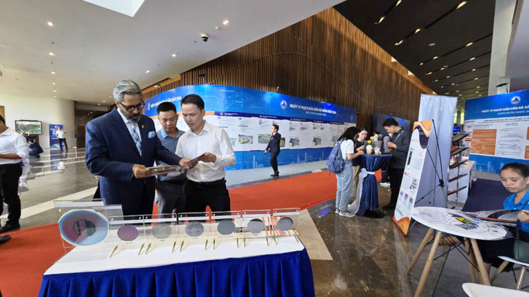 Các đại biểu trao đổi về công tác nghiên cứu, sản xuất sản phẩm vi mạch bán dẫn.