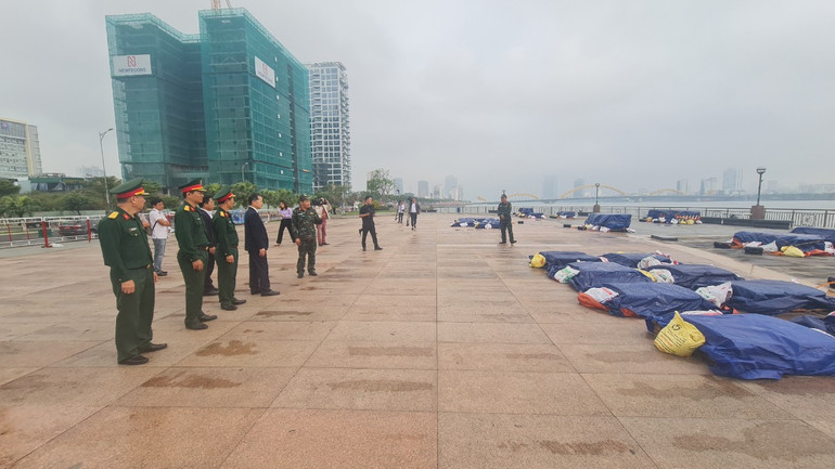 Kiểm tra khu vực bắn pháo hoa đêm giao thừa tại bờ tây sông Hàn.