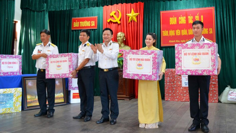 Trung tướng Nguyễn Văn Bổng tặng quà Tết cho quân dân huyện đảo Trường Sa.