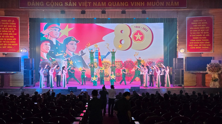 Tiết mục văn nghệ chào mừng ngày truyền thống Báo Quân khu 5.