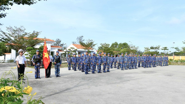 Cán bộ, chiến sĩ Trung đoàn 551 nghe kết luận kiểm tra.