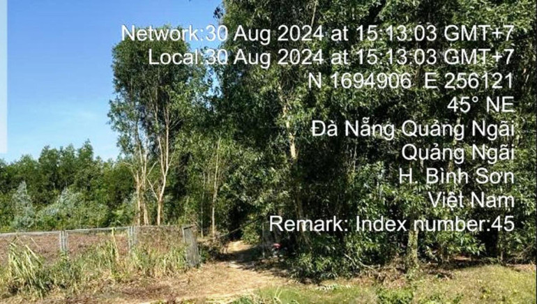 Hàng rào lưới B40 dân mở rào chắn tại Km 105+400.