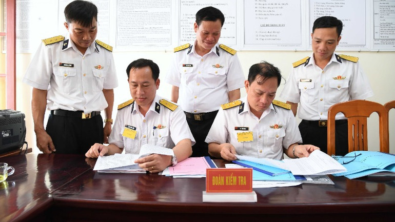 Kiểm tra giáo án huấn luyện chiến sĩ mới.