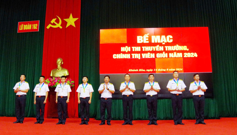 Thượng tá Mai Văn Doanh, Chính ủy Lữ đoàn trao giải cho các đồng chí đạt thành tích cao.