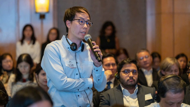 Đại diện doanh nghiệp Singapore trao đổi, thảo luận.