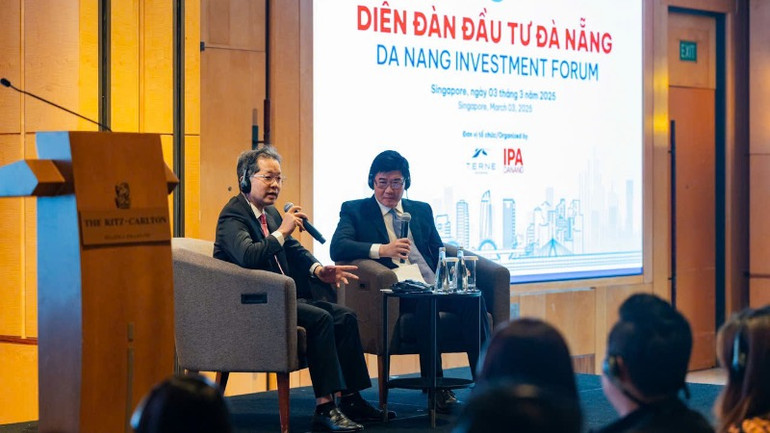 Tiến sĩ Chua Hak Bin và đồng chí Nguyễn Văn Quảng chủ trì phiên thảo luận.