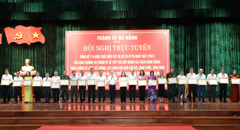 Trao Bằng khen của Chủ tịch UBND thành phố cho các tập thể, cá nhân xuất sắc trong thi hành công vụ.