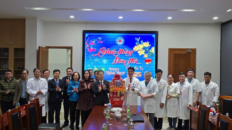 Tặng quà, động viên đội ngũ bác sĩ, nhân viên y tế Bệnh viện Đà Nẵng luôn hết mình vì bệnh nhân.