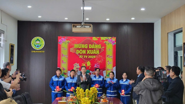 Đồng chí Nguyễn Văn Quảng tặng quà động viên những công nhân môi trường tiêu biểu, hoàn cảnh khó khăn.