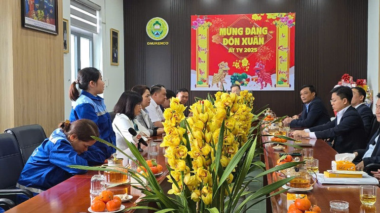 Nữ công nhân Trần Vũ Hạ Lan trò chuyện, chia sẻ khó khăn trong công việc và mong mỗi người dân Đà Nẵng cùng chung tay bảo vệ môi trường Đà Nẵng xanh, sạch, đẹp.