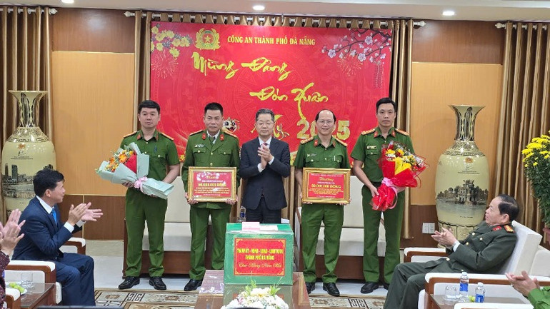 Trao thưởng cho hai đơn vị đã triệt phá thành công các đường dây, băng nhóm tội phạm với số tiền hàng nghìn tỷ đồng.