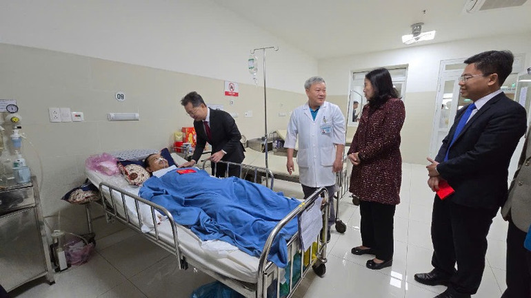 Đồng chí Nguyễn Văn Quảng thăm hỏi, động viên bệnh nhân nặng, hoàn cảnh khó khăn đang điều trị tại Bệnh viện Đà Nẵng.