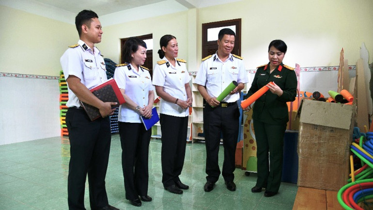 Kiểm tra cơ sở vật chất, trang thiết bị dạy học của Nhà trẻ Vùng 5 Hải quân