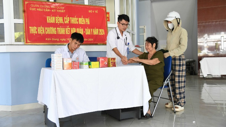 Các y, bác sĩ Đội điều trị 78, Phòng Hậu cần-Kỹ thuật, Bộ Tư lệnh Vùng 5 Hải quân khám bệnh cho người dân thành phố Phú Quốc.