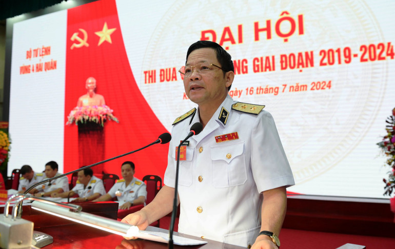 Trung tướng Nguyễn Văn Bổng nhấn mạnh, Vùng 4 Hải quân và toàn lực lượng cần theo dõi nắm chắc tình hình; kịp thời tham mưu, đề xuất xử trí hiệu quả các tình huống, không để bị động, bất ngờ; hoàn thành xuất sắc mọi nhiệm vụ được giao.