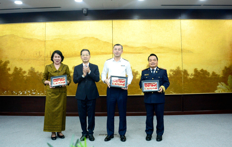 Bí thư Thành ủy Đà Nẵng tặng bức tranh Cầu Rồng-biểu trưng của Đà Nẵng thời kỳ đổi mới.