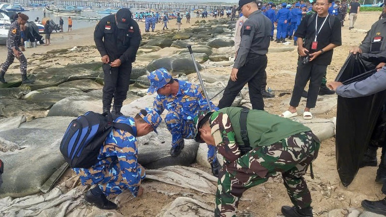 Tham gia dọn vệ sinh bãi biển tại khu vực Mertasari beach sanur.