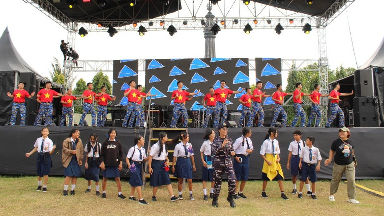 Học sinh địa phương tại Bali tham gia điệu múa truyền thống với đội văn nghệ Hải quân Việt Nam.