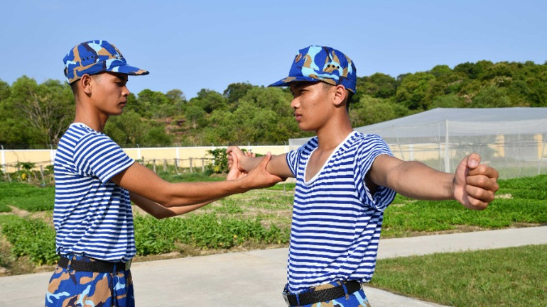 Từng động tác thể dục được cán bộ tiểu đội hướng dẫn chi tiết.