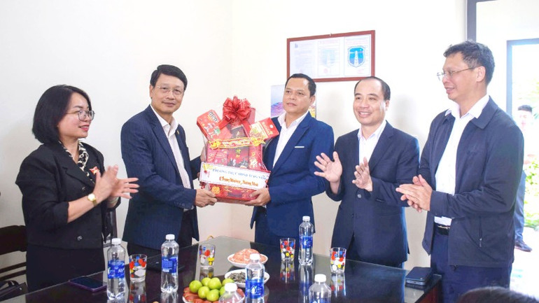 Tặng quà Tết cho trạm Quản Tượng, Công ty Bảo đảm An toàn hàng hải Trung Bộ.