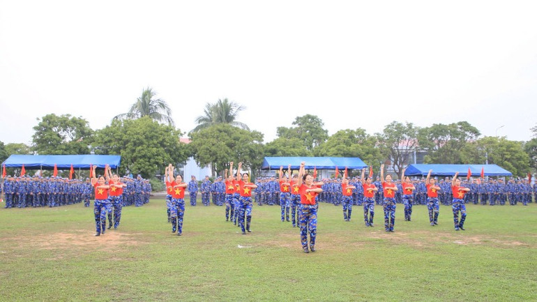 Nữ quân nhân Lữ đoàn 131 Hải quân đồng diễn các tiết mục dân vũ tại Lễ ra quân huấn luyện.