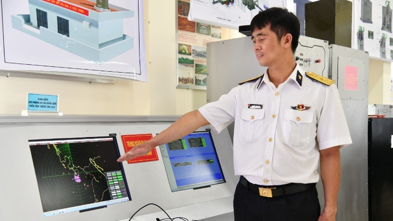 Thuyết trình sản phẩm về mô hình huấn luyện trên màn hình radar cảnh giới biển tầm trung.