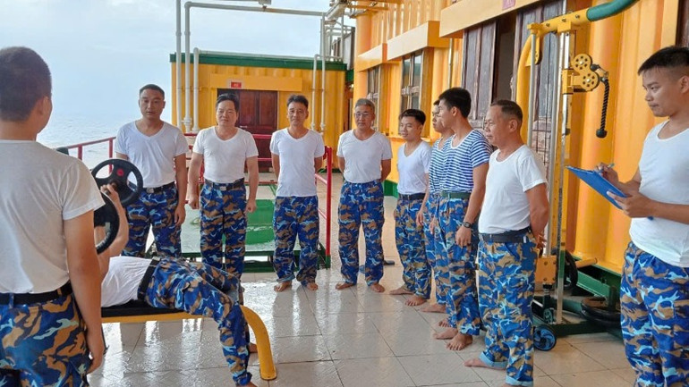 Cán bộ, chiến sĩ Nhà giàn DK1 rèn luyện nâng cao sức khỏe trong mọi điều kiện thời tiết.