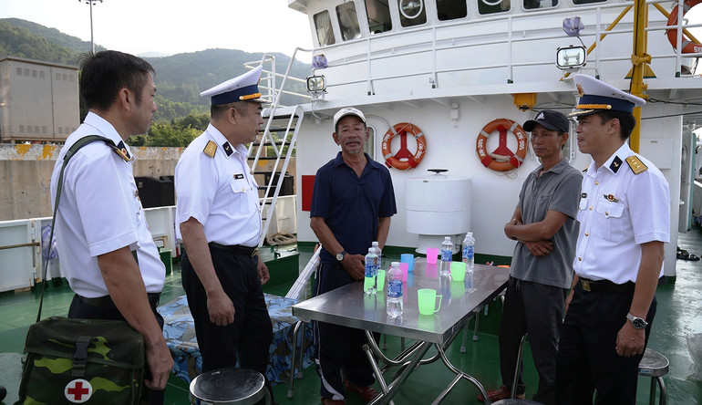 Đại tá Đoàn Bảo Anh, Phó Tư lệnh Vùng 3 Hải quân thăm hỏi, động viên hai ngư dân. Đại tá Đoàn Bảo Anh, Phó Tư lệnh Vùng 3 Hải quân thăm hỏi, động viên hai ngư dân.