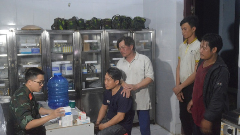 Cấp phát thuốc miễn phí và hướng dẫn 4 ngư dân bị nhiễm độc nhẹ cách theo dõi, điều trị.