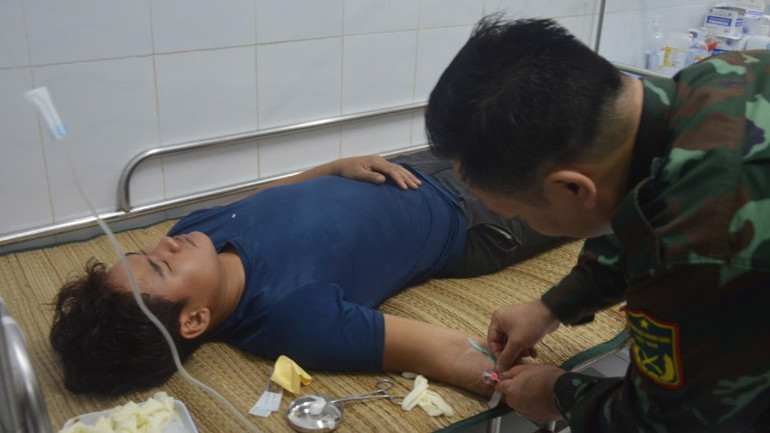 Cấp cứu cho ngư dân bị nhiễm độc nặng