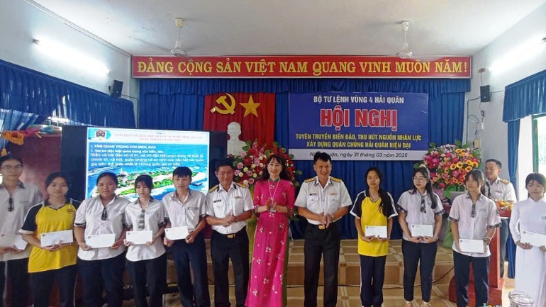 Trao học bổng cho học sinh nghèo, học giỏi của Trường THPT Chu Văn An, tỉnh Ninh Thuận. Trao học bổng cho học sinh nghèo, học giỏi của Trường THPT Chu Văn An, tỉnh Ninh Thuận.