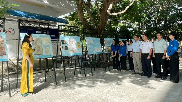 Các đại biểu nghe giới thiệu về chủ quyền biển đảo.