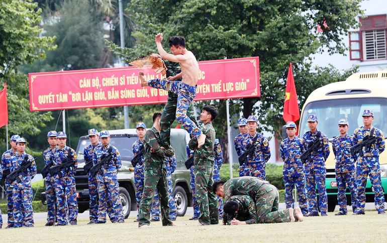 Biểu diễn võ thuật đặc công Hải quân tại lễ ra quân huấn luyện.