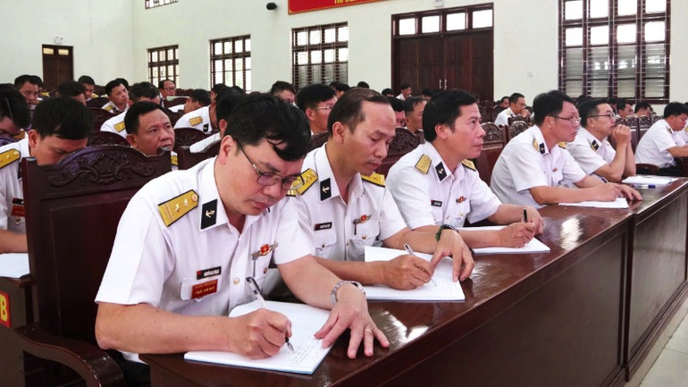 Cán bộ cấp ủy viết thu hoạch đánh giá kết quả tập huấn.