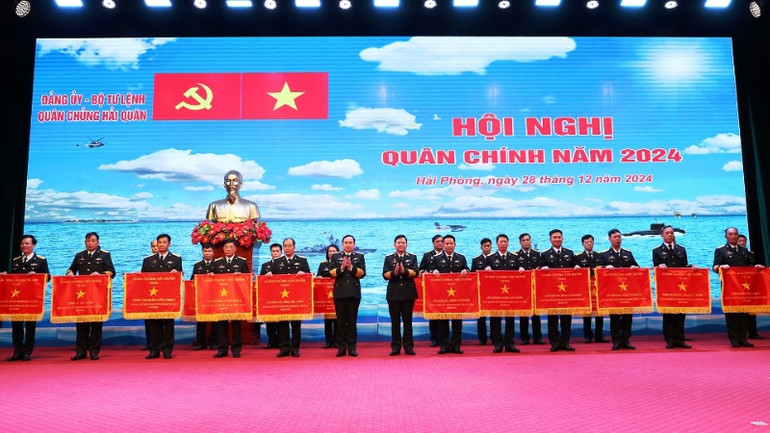 Trao cờ thi đua xuất sắc của Quân chủng Hải quân cho các đơn vị.