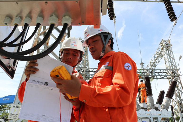 Công nhân Điện lực Đà Nẵng kiểm tra, hiệu chỉnh trạm biến áp 110Kv Ngũ Hành Sơn Công nhân Điện lực Đà Nẵng kiểm tra, hiệu chỉnh trạm biến áp 110Kv Ngũ Hành Sơn