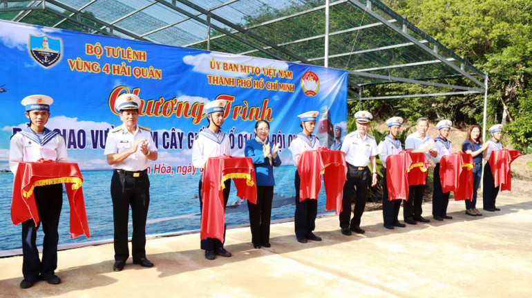 Lãnh đạo Ủy ban Mặt trận Tổ quốc Thành phố Hồ Chí Minh và Thủ trưởng Bộ Tư lệnh Vùng 4 cắt băng khánh thành bàn giao các công trình vườn ươm cây giống số 1.