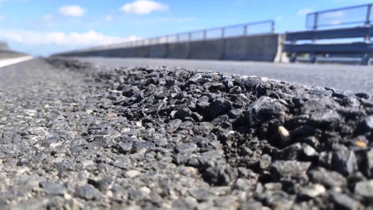 Vệt sống trâu hơn 10cm tại Km 17+300 chiều bắc-nam.