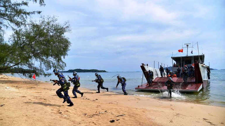 Cán bộ, chiến sĩ các đơn vị của Bộ Tư lệnh Vùng 5 Hải quân diễn tập đổ bộ.