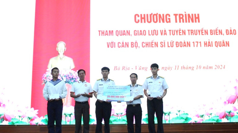 Đại diện đoàn Ủy ban Mặt trận Tổ quốc Việt Nam huyện Hóc Môn trao sổ tiết kiệm cho cán bộ, chiến sĩ Lữ đoàn 171 Hải quân.