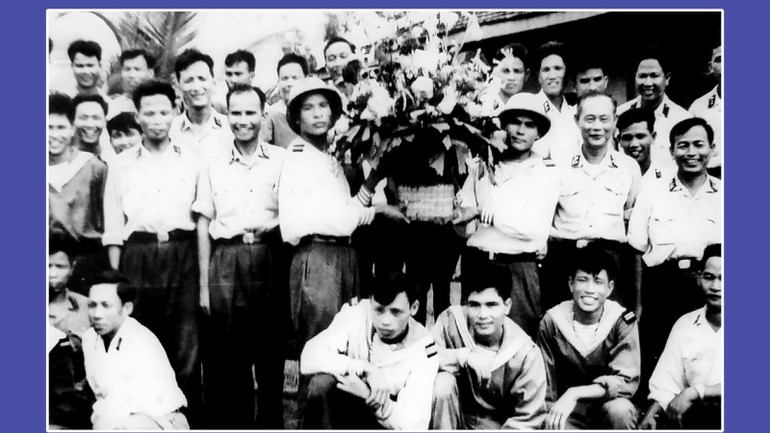 Cán bộ, chiến sĩ Đoàn 125 đón lẵng hoa của Chủ tịch nước Tôn Đức Thắng xuân 1969. Cán bộ, chiến sĩ Đoàn 125 đón lẵng hoa của Chủ tịch nước Tôn Đức Thắng xuân 1969.