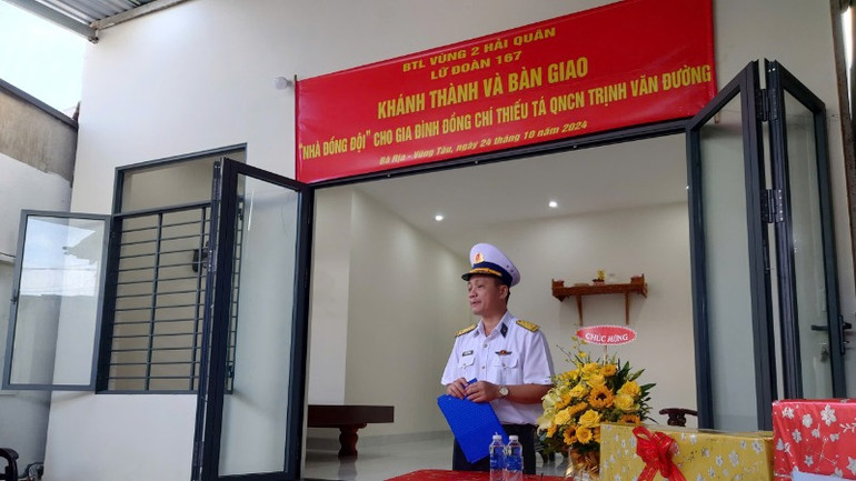 Thượng tá Trần Ngọc Quỳnh, Phó Chính uỷ Lữ đoàn 167 phát biểu tại lễ bàn giao nhà đồng đội.