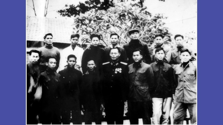 Cán bộ, chiến sĩ tàu C43 sau chuyến chở vũ khí vào Trà Vinh an toàn trở về miền bắc năm 1963. Cán bộ, chiến sĩ tàu C43 sau chuyến chở vũ khí vào Trà Vinh an toàn trở về miền bắc năm 1963.