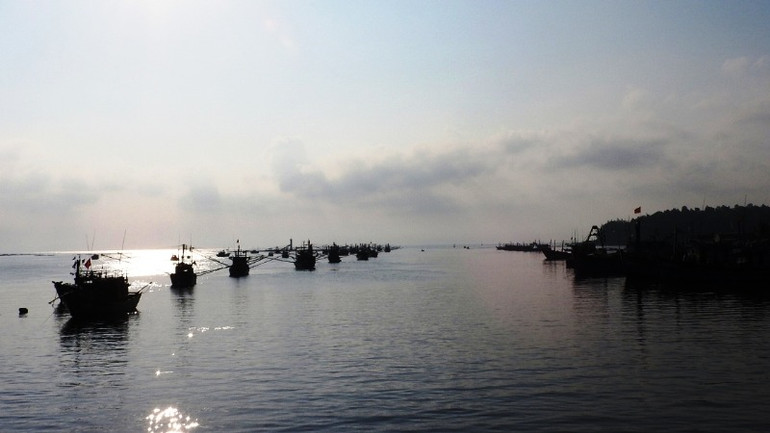 Lực lượng Hải quân luôn là điểm tựa để ngư dân vươn khơi bám biển. Lực lượng Hải quân luôn là điểm tựa để ngư dân vươn khơi bám biển.